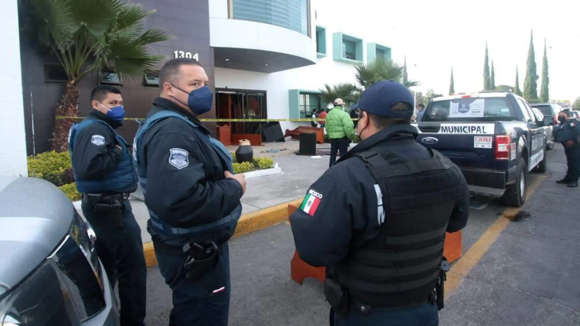 Policías atienden saqueo en del sindicato del Ayuntamiento de Puebla.